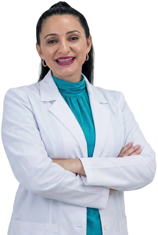 Dra. Shirley Quirós, médica especialista en medicina estética, con bata médica